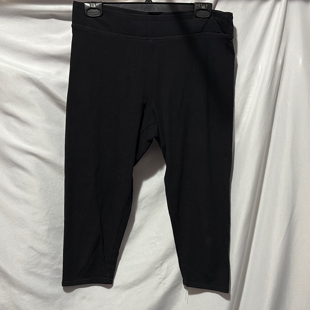 LL102 Garage Black Stretchy Capri Pants